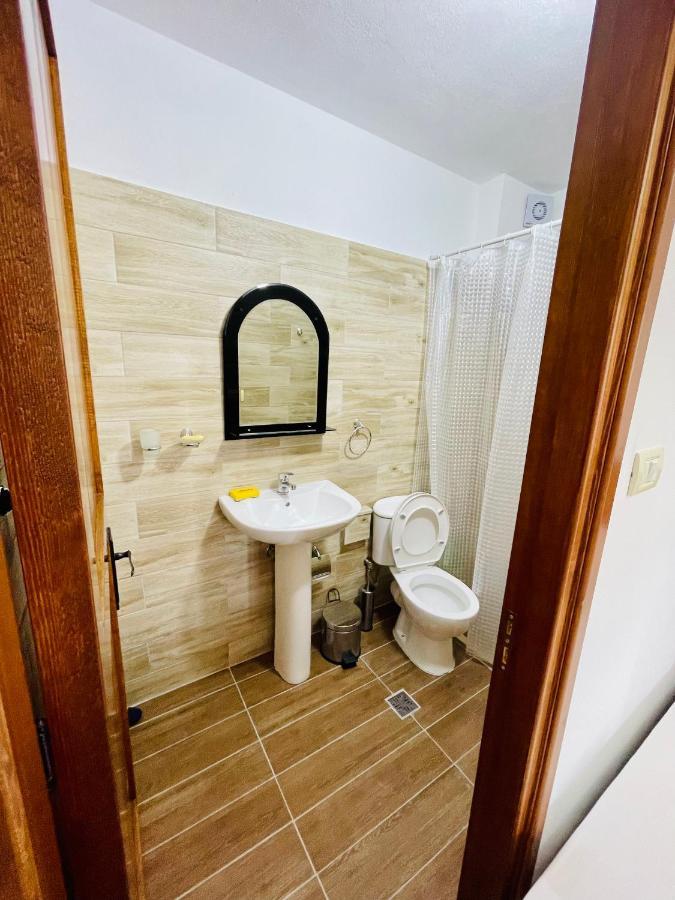 Denis Guesthouse 1930 Гирокастра Экстерьер фото